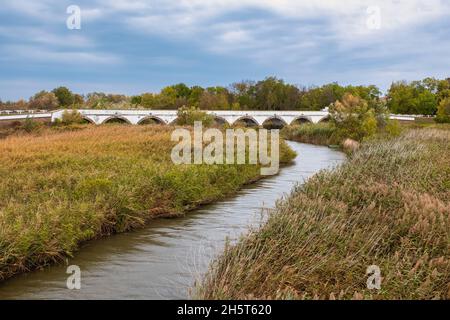 Le pont de neuf trous, parc national de Hortobagy, Hongrie Banque D'Images