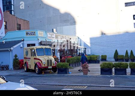 Brooklyn, NY, États-Unis - 10 novembre 2021 : usine de glace de Brooklyn sur Old Fulton et Everit Streets Banque D'Images