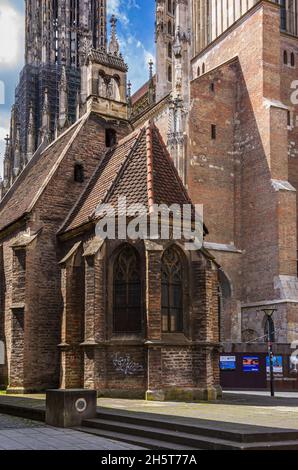 Ulm, Bade-Wurtemberg, Allemagne : vue arrière de la cathédrale et de la chapelle Saint-Valentin. Banque D'Images