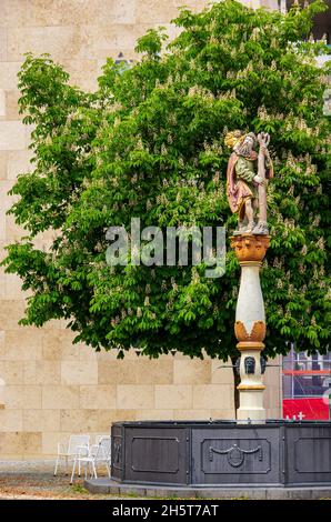 Ulm, Bade-Wurtemberg, Allemagne - 16 mai 2014 : la fontaine Christophorus gothique tardive en face de la nouvelle synagogue sur la place Weinhof. Banque D'Images