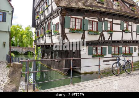 Ulm, Bade-Wurtemberg, Allemagne: En route dans le quartier des pêcheurs - la maison de Pise (Schiefes Haus), située directement au bord de la rivière Blau. Banque D'Images