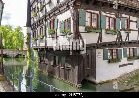 Ulm, Bade-Wurtemberg, Allemagne: En route dans le quartier des pêcheurs - la maison de Pise (Schiefes Haus), située directement au bord de la rivière Blau. Banque D'Images