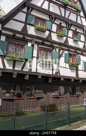 Sur le chemin dans le quartier des pêcheurs d'Ulm, Bade-Wurtemberg, Allemagne: La maison de Pise (Schiefes Haus), située directement au bord de la rivière Blau. Banque D'Images