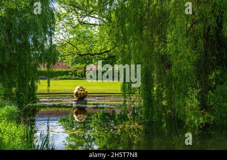 Objet d'art dans l'eau, parc Glacis à Neu-Ulm, Bavière, Allemagne. Banque D'Images