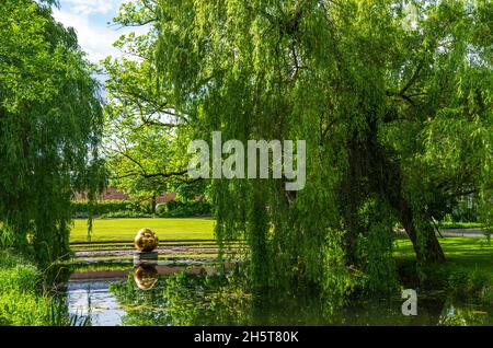 Objet d'art dans l'eau, parc Glacis à Neu-Ulm, Bavière, Allemagne. Banque D'Images