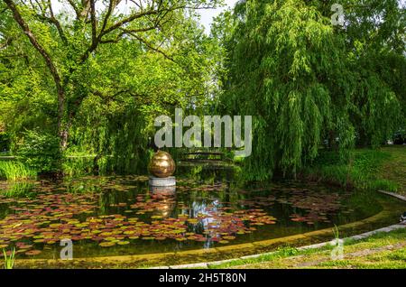 Objet d'art dans l'eau, parc Glacis à Neu-Ulm, Bavière, Allemagne. Banque D'Images