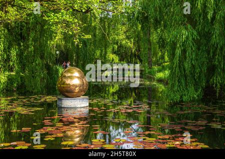 Objet d'art dans l'eau, parc Glacis à Neu-Ulm, Bavière, Allemagne. Banque D'Images