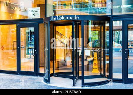 Porte d'entrée tournante de l'entreprise Colonnade dans le quartier du centre-ville de Toronto, Canada.10 novembre 2021 Banque D'Images