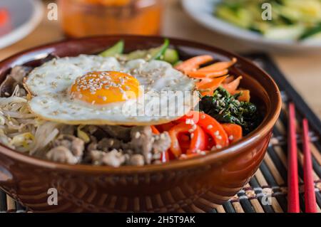 Bibimbap.cuisine traditionnelle Koren avec riz, boeuf, légumes et oeuf Banque D'Images