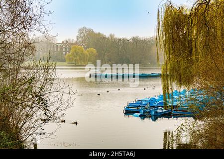 Londres, Royaume-Uni; 16 mars 2011: Location de bateaux à Regent's Park à Londres. Banque D'Images