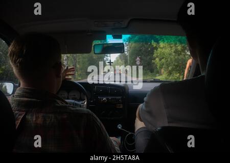 À l'intérieur d'une voiture lorsque vous conduisez depuis les sièges arrière Banque D'Images