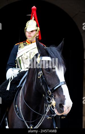 Londres, Royaume-Uni - 8 juin 2017 : soldat de la Garde de chevaux du régiment à cheval de la cavalerie de la maison qui fournit des troupes pour la garde de la vie de la reine.Chevaux de protection Banque D'Images