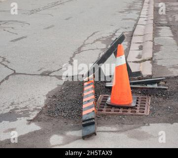 Gros plan du cône de circulation sur la route. Banque D'Images