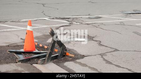 Gros plan du cône de circulation sur la route. Banque D'Images