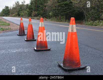 Gros plan des cônes de circulation sur la route. Banque D'Images