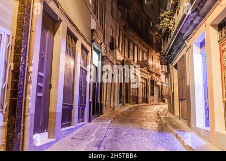 PORTO, PORTUGAL - 17 OCTOBRE 2017 : rue étroite et escarpée à Porto, Portugal Banque D'Images