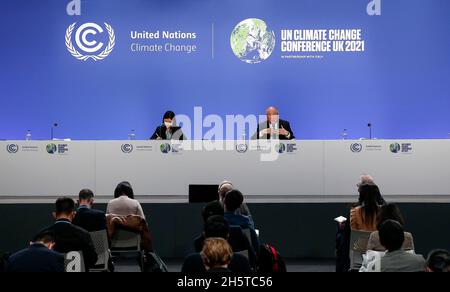 Glasgow, Royaume-Uni.10 novembre 2021.XIE Zhenhua (R), envoyé spécial de la Chine pour le changement climatique, prend la parole lors d'une conférence de presse lors de la 26e session en cours de la Conférence des Parties (COP26) à la Convention-cadre des Nations Unies sur les changements climatiques, à Glasgow, en Écosse, au Royaume-Uni, le 10 novembre 2021.La Chine et les États-Unis ont publié mercredi la Chine-États-UnisDéclaration conjointe de Glasgow sur le renforcement de l'action climatique dans les années 2020 ici, à la COP26 en cours à la Convention-cadre des Nations Unies sur les changements climatiques.Credit: Han Yan/Xinhua/Alay Live News Banque D'Images