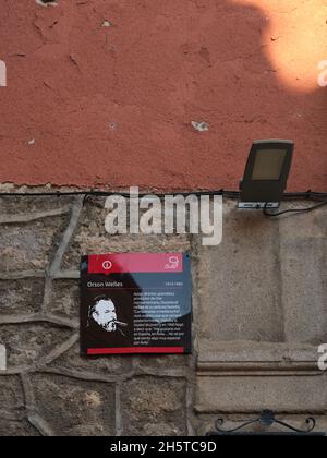 Plaque d'Orson Welles sur le mur, Avila, Espagne.Il a vécu ici pour filmer des carillons à minuit en 1965. Banque D'Images