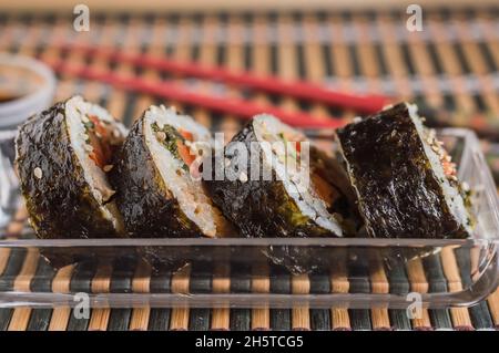 Coupez le kimbap ou le gimpab. Rouleaux traditionnels coréens avec du riz, du bœuf, des légumes et de l'omelette Banque D'Images