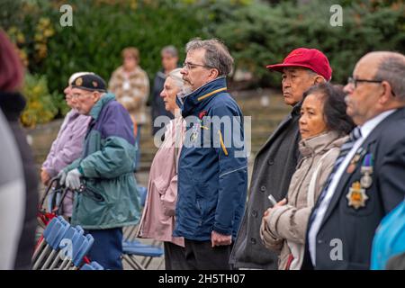 Swansea, Royaume-Uni.11 novembre 2021.Des gens observant un silence de deux minutes pour rendre hommage aux morts de guerre lors de la cérémonie du jour de l'armistice à la place du Château, Swansea ce matin.Credit: Phil Rees/Alamy Live News Banque D'Images