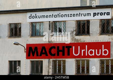 Dokumentationszentrum Prora in einem Gebäude des Prora-Komplexes 2017.In großen Lettern ist an der Hauswand das große rote Schild mit 'macht Urlaub'. Banque D'Images