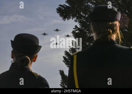 Arlington, États-Unis.11 novembre 2021.Un survol conjoint de service en l'honneur du centenaire de la tombe du soldat inconnu a lieu au cimetière national d'Arlington, à Arlington, en Virginie, le 11 novembre 2021.Photo de piscine par Kenny Holston/UPI crédit: UPI/Alay Live News Banque D'Images