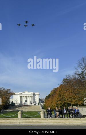 Arlington, États-Unis.11 novembre 2021.Un survol conjoint de service en l'honneur du centenaire de la tombe du soldat inconnu a lieu au cimetière national d'Arlington, à Arlington, en Virginie, le 11 novembre 2021.Photo de piscine par Kenny Holston/UPI crédit: UPI/Alay Live News Banque D'Images