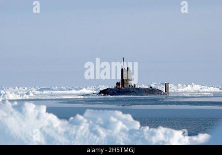 Le sous-marin d'attaque de classe Trafalgar de la Marine royale britannique, le HMS Tiness, a fait surface le 19 avril 2004 au pôle Nord.L'USS Hampton, sous-marin d'attaque infatigable et de classe Los Angeles de la Marine américaine, a fait surface à travers la glace pendant l'ICEX 04, un exercice opérationnel conjoint sous la calotte glaciaire polaire. Banque D'Images