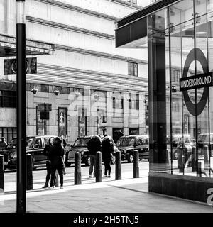 Victoria Westminster London England UK, novembre 7 2021, entrée à la station de métro Victoria en face de l'Apollo Theatre avec People Walking and Park Banque D'Images