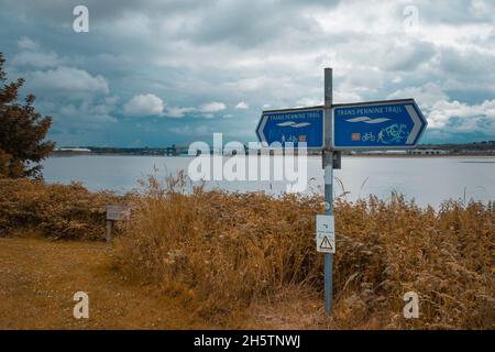 Sentier TRANS Pennine dans les pâturages de Pickering près de Runcorn. Banque D'Images