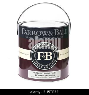 SWINDON, Royaume-Uni - 11 NOVEMBRE 2021: Boîte de Farrow et ball Skiming Stone No 241 Modern Emulsion peinture sur fond blanc - Farrow et ball sont l'artisanat Banque D'Images