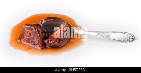 confiture d'ambarella ou de prune de juin avec cuillère, aliments sucrés maison en gros plan isolés sur fond blanc Banque D'Images