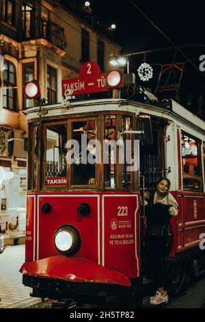 Tramway turc rouge vintage Taksim-Tunel.Istanbul célèbre ligne touristique historique.Ancien et nostalgique.Le tramway Istiklal Caddesi est populaire Banque D'Images