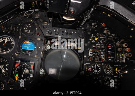 Tableau de bord du cockpit d'avion de chasse Royal Air Force Sepecat Jaguar GR1 Guerre froide.Vue POV des pilotes. Banque D'Images