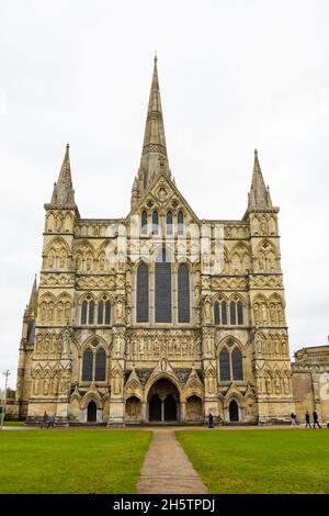Façade ouest et portes, Cathédrale St Mary de Salisbury, Salisbury, Wiltshire, Angleterre Banque D'Images
