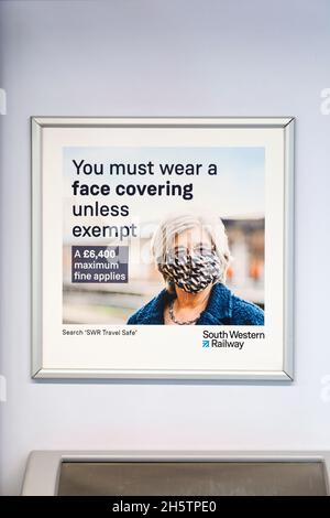 18 avril 2021 - affiche indiquant aux passagers de porter un masque facial pendant la pandémie du coronavirus sur un train South Western Railway à Waterloo, Londres, Royaume-Uni Banque D'Images