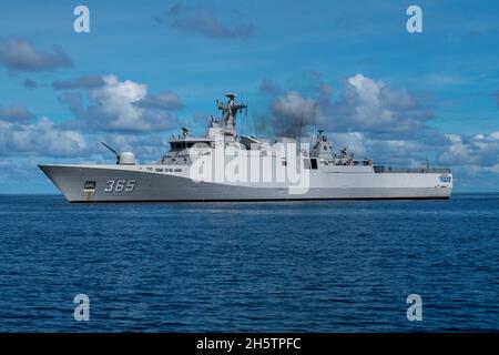 Mer de Java, Indonésie.09 novembre 2021.La corvette de classe Diponegoro de la Marine indonésienne KRI Diponegoro, navigue le long du navire de combat littoral variant selon l'indépendance USS Jackson lors de la coopération et de la préparation et de l'entraînement 9 novembre 2021 dans la mer de Java.Crédit : MC3 Andrew Langholf/Planetpix/Alamy Live News Banque D'Images