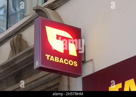 VALENCE, ESPAGNE - 10 NOVEMBRE 2021 : magasin de tabac et de timbres en centre-ville Banque D'Images