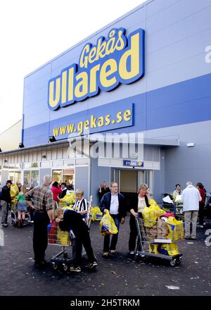 Le grand magasin Gekås à Ullared, en Suède.Clients hors du magasin. Banque D'Images