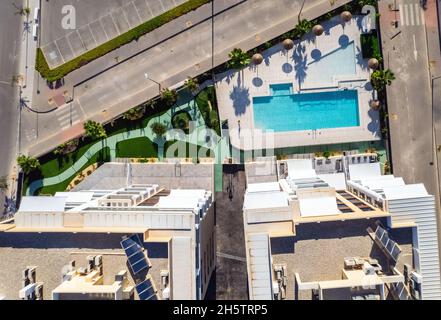 Drone aérien point de vue immeubles résidentiels à hauteur élevée avec piscine, jardins intérieurs bien entretenus avec des arbres tropicaux de Mil Palmeras.Espagne Banque D'Images