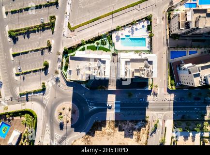 Drone aérien point de vue immeubles résidentiels de grande hauteur quartier de Mil Palmeras, parking bien entretenu, rues vides et carrefour Banque D'Images