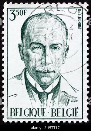 BELGIQUE - VERS 1971 : un timbre imprimé en Belgique montre le Dr Jules Bordet (1870-1945), immunologiste et microbiologiste belge, Prix Nobel W 1919 Banque D'Images