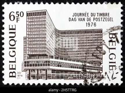 BELGIQUE - VERS 1976: Un timbre imprimé en Belgique montre le bureau de poste général, Bruxelles, vers 1976 Banque D'Images