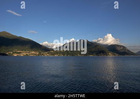 Vue sur Bellano et le village de Varenna au lac de Côme avec lumière chaude du soir, Italie Banque D'Images