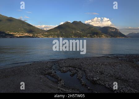 Vue sur la rive du lac et en face de Bellano et du village de Varenna au lac de Côme avec lumière du soleil chaude en soirée, Italie Banque D'Images