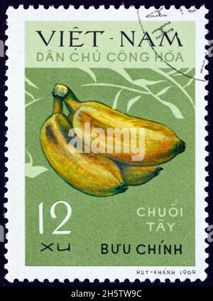 VIETNAM - VERS 1970 : un timbre imprimé au Vietnam montre des bananes tay, des fruits, vers 1970 Banque D'Images