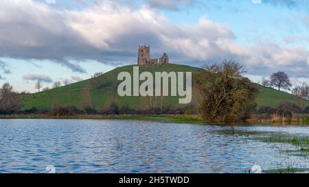 Vue sur les eaux d'inondation sur Southlake Moor vers l'église St Michaels sur Burrow Mump.Partie des niveaux de Somerset près de Burrowbridge, Somerset, Angleterre Banque D'Images