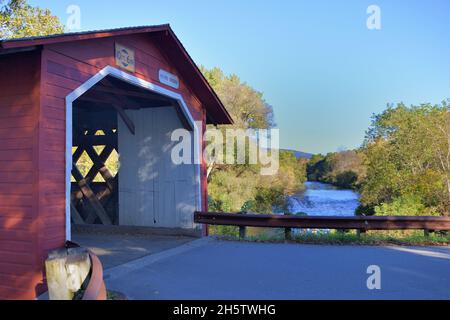 Bennington, Vermont, États-Unis.Le pont couvert de Burt Henry ou simplement le pont couvert de Henry, au-dessus de la rivière Walloomsac. Banque D'Images