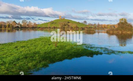 Vue sur les eaux d'inondation sur Southlake Moor vers l'église St Michaels sur Burrow Mump.Partie des niveaux de Somerset près de Burrowbridge, Somerset, Angleterre Banque D'Images