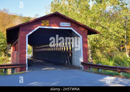 Bennington, Vermont, États-Unis.Le pont couvert de Burt Henry ou simplement le pont couvert de Henry, au-dessus de la rivière Walloomsac. Banque D'Images